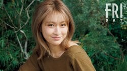 “最もギャルなヒロイン”宮部のぞみ、しなやかなスタイルが際立つ水着姿 『FRIDAY』2度目の表紙飾る