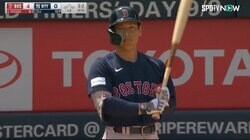 吉田正尚、まさかの判定に一瞬固まる…自信を持って見逃すもストライクに驚きのリアクション