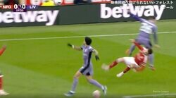 批判殺到！「死ぬだろ…」「退場させろ」 もはや交通事故レベル！猛スピードで“強烈ジャンプタックル”が顔面に直撃した瞬間　一発ノックアウトの衝撃シーン