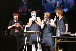 ゴールデンボンバー、笑撃必至のパフォーマンス　AbemaTV1周年記念で独占生中継