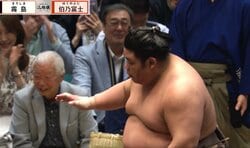 伯乃富士、大関撃破で“分厚い懸賞”を両手で掲げる「懸賞すご！」「カバンみたいな懸賞」優勝争いは大混戦