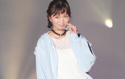 「一瞬誰かわからなかった！」「かわいすぎる」岡崎紗絵、かけていたメガネを外しキュートな笑顔披露！ファン悶絶