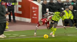 「さすがに危ないぞ」「接触は正当」リヴァプールvsアーセナルの危険な接触プレーが物議　吹っ飛ばされた選手が鎖骨骨折、監督も大転倒で「まったく大丈夫じゃない」