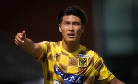 ｢めっちゃ格好良い｣橋岡大樹の｢マッチョな半裸オフショット｣! 久保建英が禁断の｢先輩投稿イジり｣し、香川真司も登場した｢整いましたか｣ショット