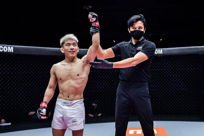 圧巻の“チョーク葬”に「これぞMMA」「綺麗に極めた」 海外を拠点に世界へ挑む日本人ファイターに脚光 2枚目