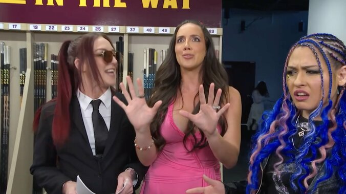 チェルシー・グリーン（写真中央）らに詰め寄られ困惑するジュリア（同右）