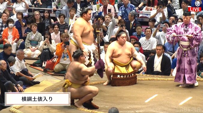 「スゴい衣装」大相撲客席に“主張が強め”な女性著名人が鎮座 「めっちゃ赤いやん」存在感ダダ漏れでファン騒然 2枚目