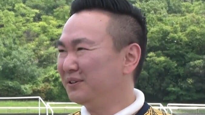 「セクシー過ぎるやろ！」かまいたち山内、レギンス美女と“妖艶ストレッチ”「大丈夫か？映して」相方・濱家が猛ツッコミ 4枚目