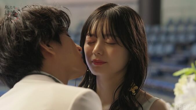 瀬戸利樹、妻・紺野彩夏に誓いのキス！ロマンチックな瞬間に川島海荷も「こんな豪華なキスある？」『私たち結婚しました4』第1話 1枚目