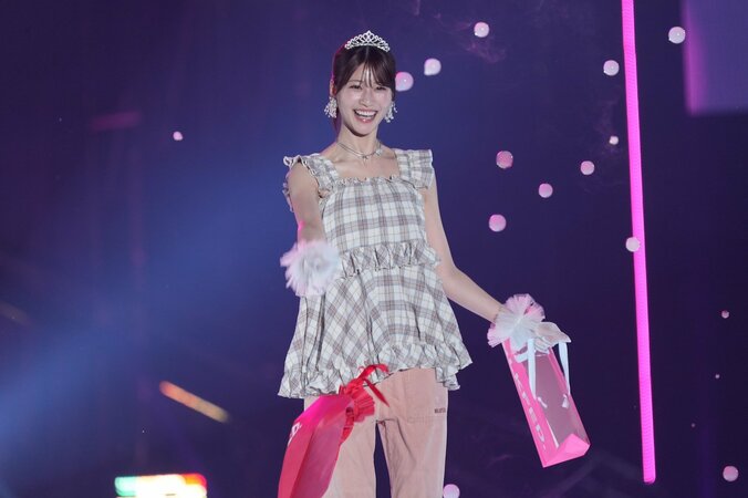 客席にプレゼントをサプライズで投げる生見愛瑠