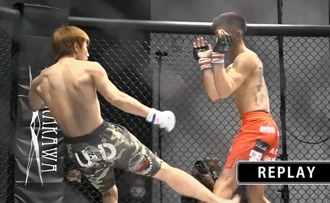 カーフで足が“ぐにゃり” 劣勢からの劇的大逆転KO！ 「殺傷能力がすごい」驚きの声続々 1枚目