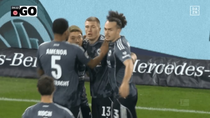 「キック精度まじで高いな」堂安律、“完璧クロス”でゴラッソをアシスト！「めっちゃ良いボール」CKからヘディング弾をお膳立てした瞬間 5枚目