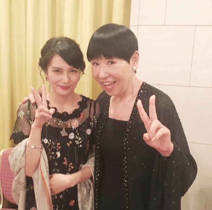 和田アキ子、“ジム友”柴咲コウとピースショット　2年前の“金髪柴咲”も披露 1枚目