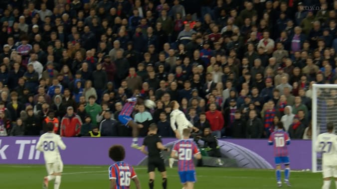 鎌田のクロスからサールがヘディングシュートを叩き込む