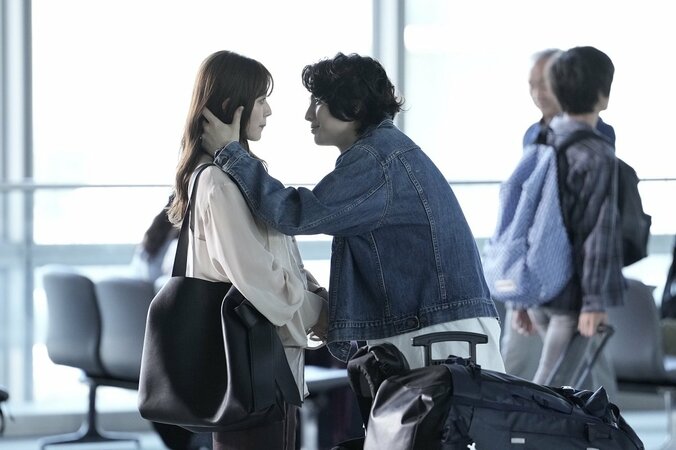 鈴木愛理と本田響矢が空港で何度もキス…！ついに両想いになった2人に視聴者「キュンキュンしすぎて叫んだ」「少女漫画かと思った」『ANIMALS-アニマルズ-』 5枚目