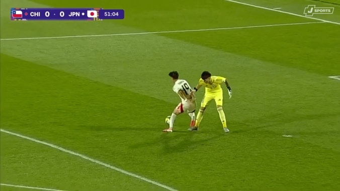 相手GKが動揺…U-20日本代表FWが爆速すぎる！二度追いプレス→ボール奪取に敵地騒然「高岡伶颯の前プレめっちゃ良かった」 3枚目