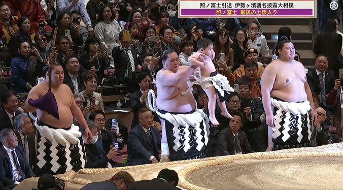 「口元そっくりで可愛い」照ノ富士、最後の土俵入り “そっくり”な息子にファン熱視線大の里に抱っこされ「将来の横綱」 4枚目
