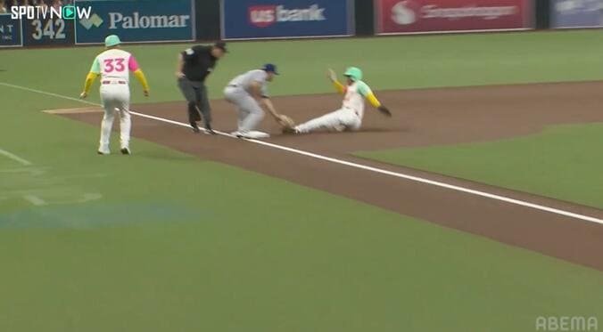 【写真・画像】ドジャース戦で起きた“珍事”「なにしてんの？」「すんげえアウトのなり方」まさかの走塁ミスに球場騒然　1枚目