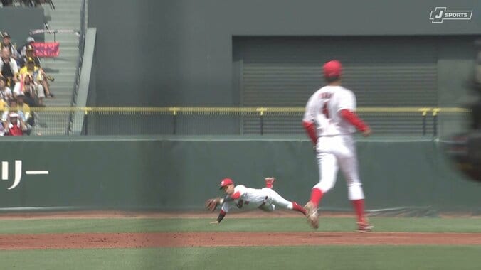 カープOBも脱帽「前に飛ぶ上手さ、勇気が抜群」 魅せた“超絶美技”…広島29歳外野手にファン「現状カープの外野守備No.１」 2枚目