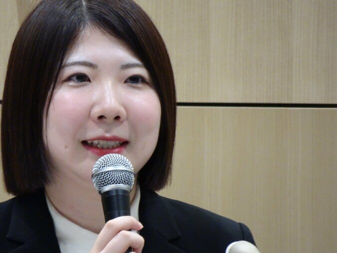 会見に臨む西山女流四冠