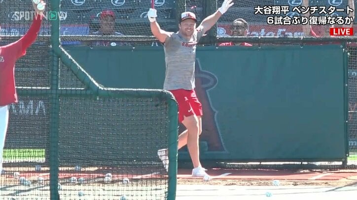 エンゼルスに欲しいかも？筋骨隆々ホッケー選手が打撃練習体験で豪快打球＆超バットフリップ