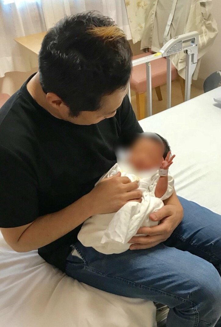 はなわ、弟・ナイツ塙家に産まれた三女を抱っこ「小さくてめちゃくちゃかわいかった」