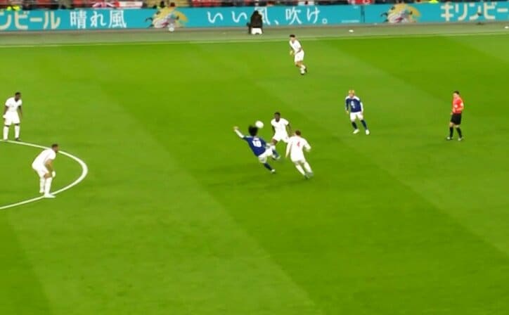 【写真・画像】鎌田大地が「ピルロみたい」華麗な“30mフィード”に騒然！イングランドを切り裂き「ほんとイーフト」「魔法の右足」の声　1枚目