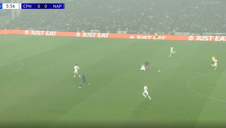 【写真・画像】「ヤバくない…！？」高井幸大、美しすぎる“超ロングフィード”炸裂→走り出した町野修斗に”ピンポイントパス”「セクシーすぎる」　1枚目