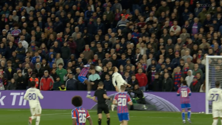 鎌田のクロスからサールがヘディングシュートを叩き込む