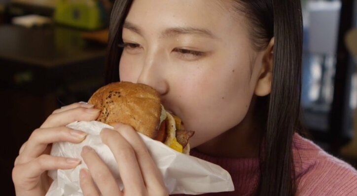 『まるで夢を食べてるみたい』メシテロリスト・北村優衣、絶品ハンバーガーを堪能