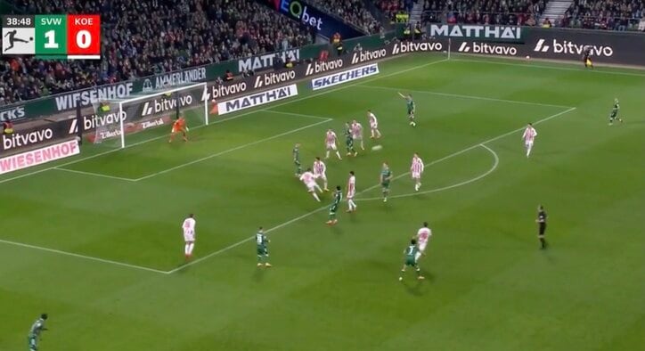 【写真・画像】「これは酷い」ありえないミス連発に激昂！GKも様子がおかしくなる「そらキレるわ」「やっちまったな」バイエルンDFのプレーにファン落胆　1枚目