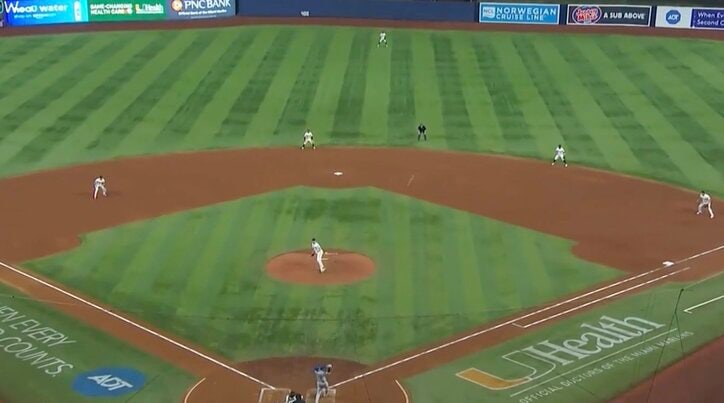 【写真・画像】球場大騒ぎ！大谷翔平、バットぶん投げた「カッコよすぎ」「ヤバいなw」 10号特大アーチで“確信歩き&バットフリップ”…ファン大歓喜　1枚目