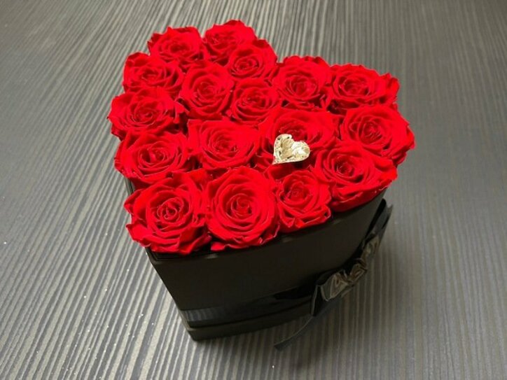 薬丸裕英、妻へ贈ったプレゼントを公開「31回目の結婚記念日」