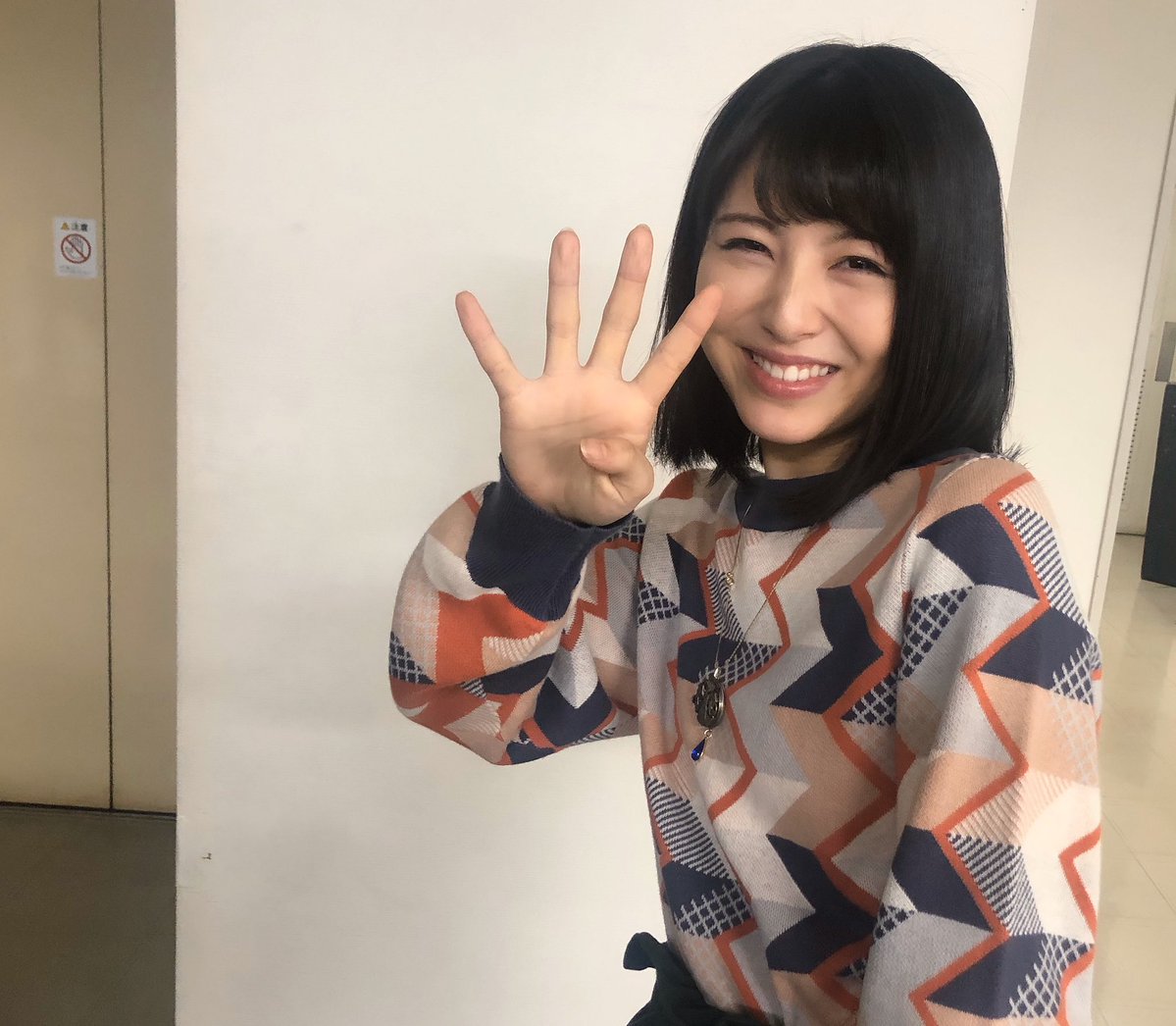 浜辺美波 キュートな笑顔のオフショットにファン絶賛 笑顔が可愛すぎて 可愛いの極み 話題 Abema Times