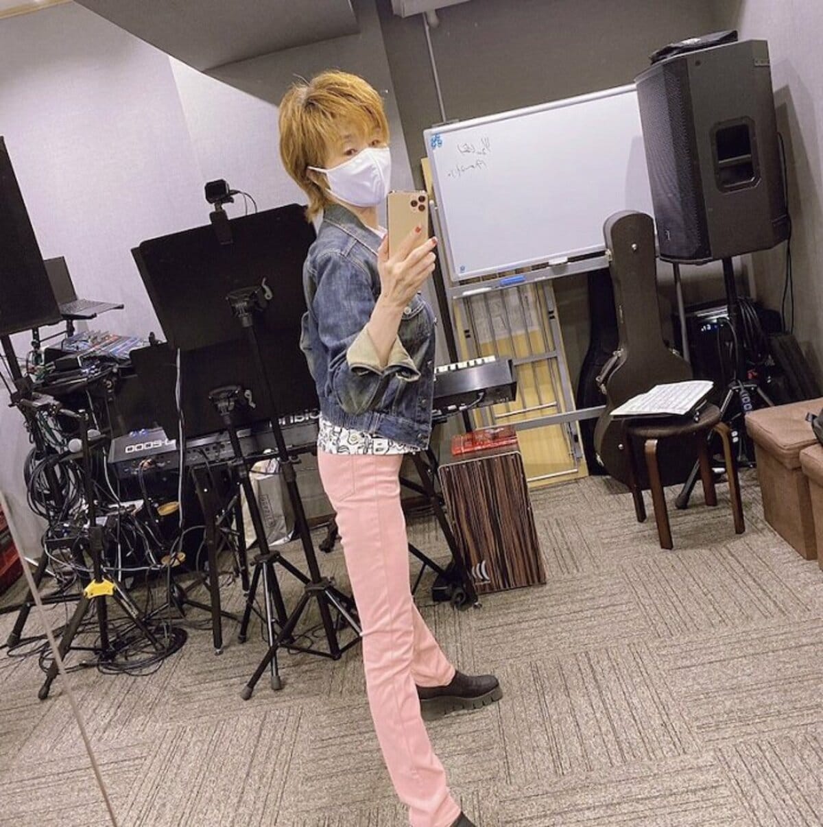 小柳ルミ子『ユニクロ』のキッズサイズのパンツを穿いた姿を公開