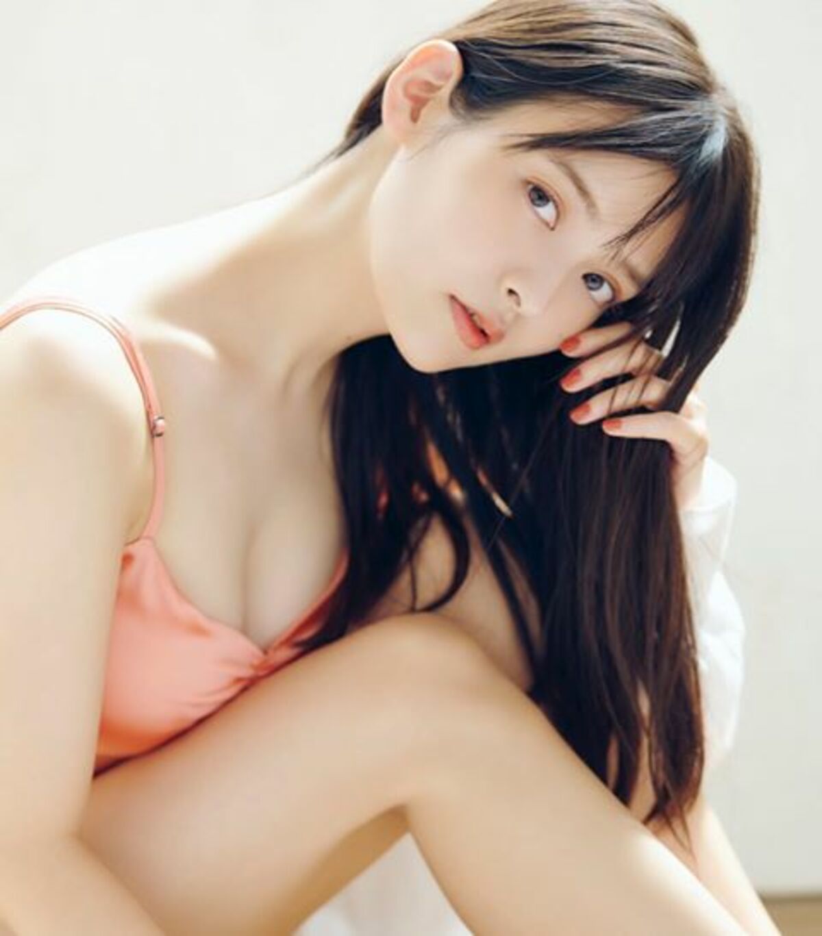 声優・上坂すみれがフォトブックの先行カットを披露 肌見せショットに