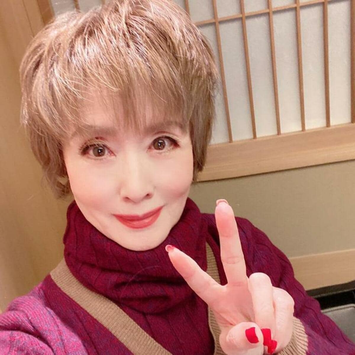 小柳ルミ子、寒い日の『CHANEL』品を使ったコーデ「素敵」「美し過ぎ