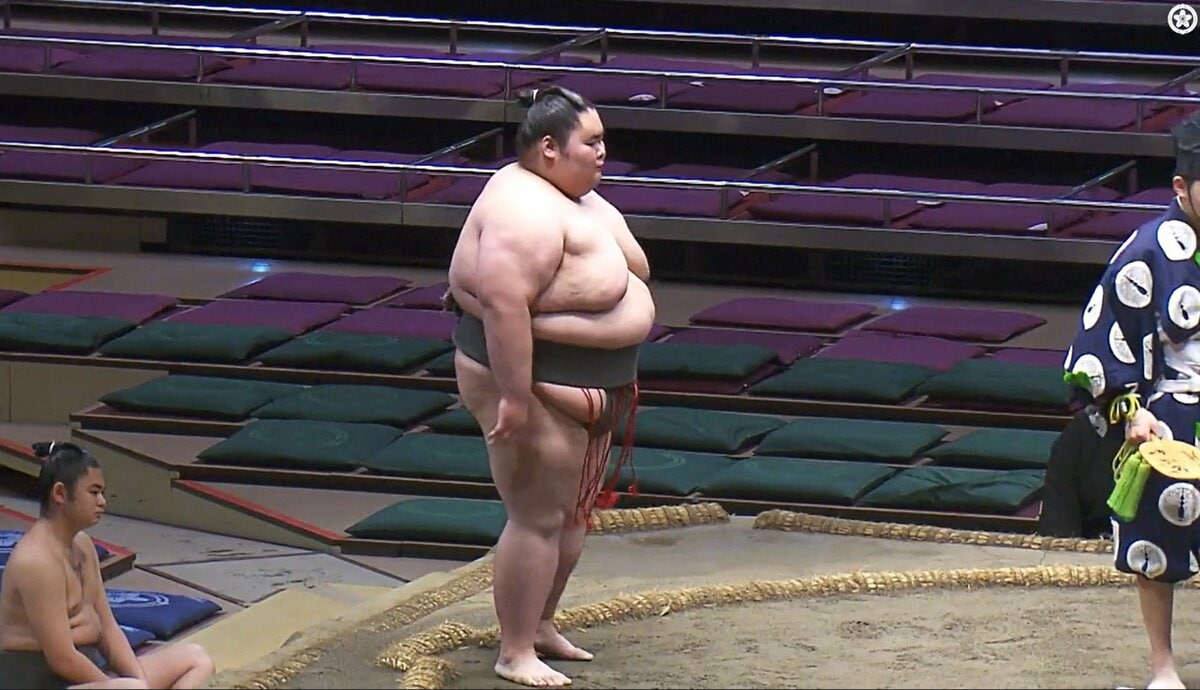 土俵の降り方が「かわいい」 220キロ巨漢力士、“まさか”の行動にファン