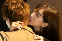 三浦翔平の太ももに足を乗せ…