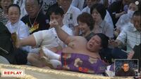 【映像】落下した力士に大関が紳士な振る舞い