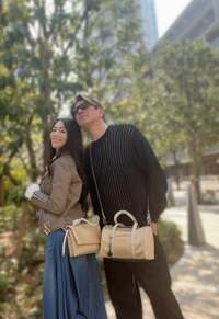 川崎麻世『妻とお揃いのバッグでお出かけ』