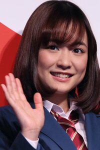 制服姿に大原櫻子「現役のすずちゃんの横に並ぶと不安」