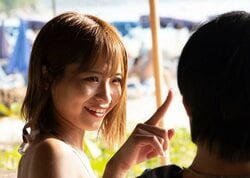 元国民的アイドルが水着デート「どうやって甘えんの？やってみて」年下男子に“お姉さん”対応