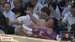 「こんなん惚れてまう」大関が土俵下に落下した力士にジェントルマンな振る舞い「降りるのは優しさしかない」「ああいう所好き」