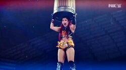 日本人女子レスラーが金網頂上から“目隠しダイブ” 「ハイライトに選ばれるのが凄い」命知らずの大技に全米で反響再び