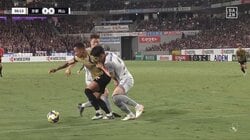 「さすがにヤバすぎる」DF2人を背負いながらの衝撃反転ゴラッソにSNS沸騰「宇宙人なの？」敵将も思わず笑ったスーパーゴールの瞬間