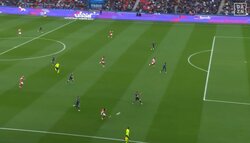 「ナイスナイス！」伊東純也の絶妙クロスを起点にPSGから先制点を奪取！“GKから逃げるように巻き込む”低空高速クロスが相手のミスを誘発した瞬間「そこから誘ったな」