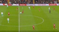 リバプール遠藤航ばりの“強烈ハードタックル”→ボール奪取！ 「遠藤の代役」が体を張ったディフェンスを炸裂した瞬間　最強の万能プレイヤーが“潰し屋”と化す！