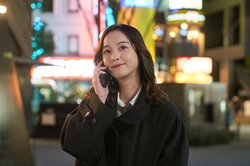 佐々木希「バーボンのロック、ダブルで」ワイルドすぎる姿に「キャラが濃いｗ」「最高に好き」と反響『アイのない恋人たち』