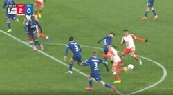 「メッシかよ！」「止めれねえ…」天才的ドリブルで相手DF陣を1人でブチ抜く→圧巻ゴールを叩き込む瞬間　“ドイツの神童”のスーパープレーにスタジアム震撼